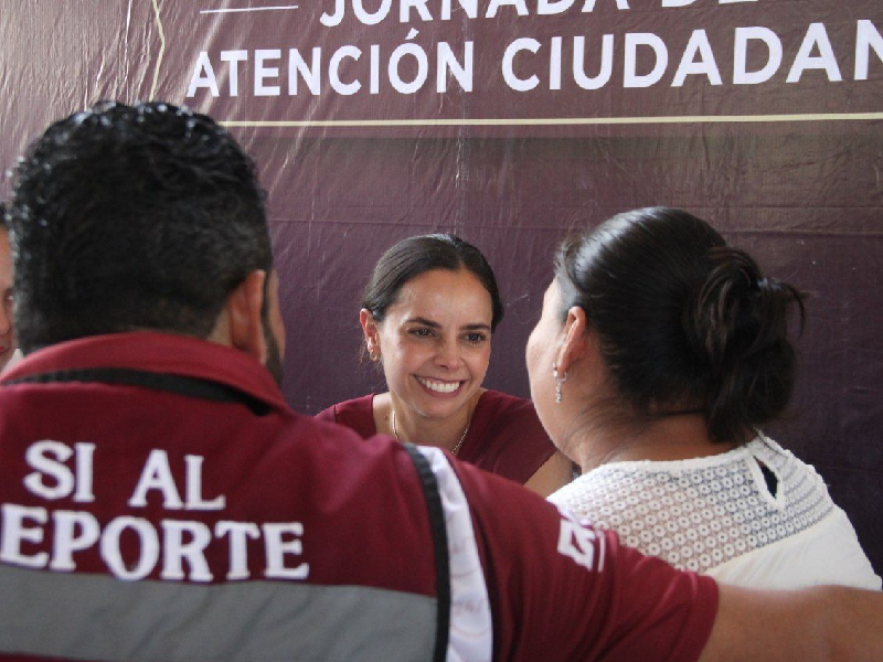 Atiende la Presidenta Municipal a ciudadanos en el domo de la Supermanzana 232