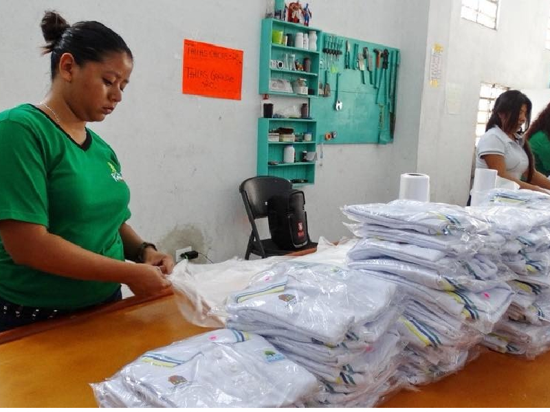 Empresa Chetumaleña gana licitación para uniformes escolares