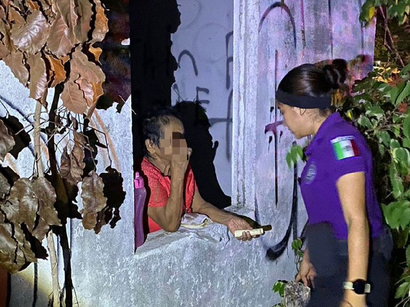 Rescatan en Cancún a abuelita que buscaba refugio en una construcción abandonada