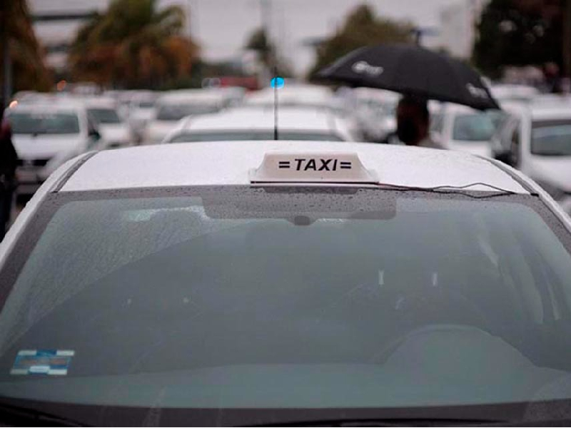 Taxista baja a una mujer y la deja tirada sobre una banqueta