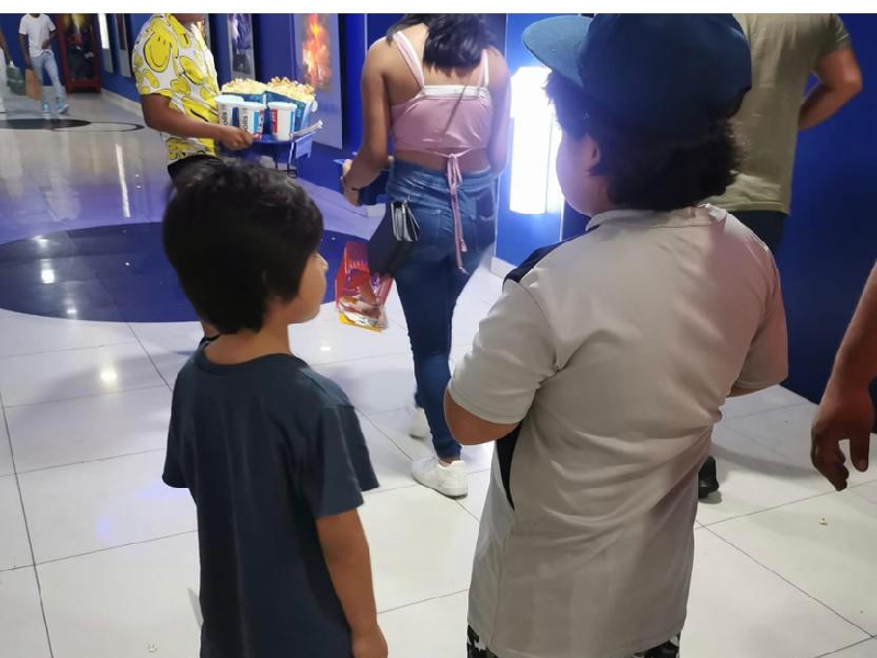 Abandonan a dos niños en una sala de cine en Plaza Las Américas