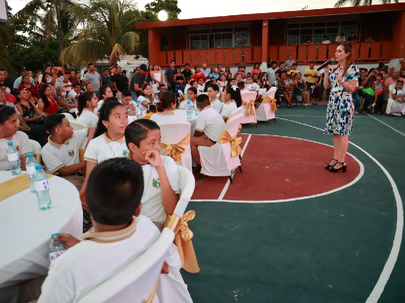 Atenea Gómez amadrina a la Generación 2017-2023 en una primaria de Zona Insular de Isla Mujeres