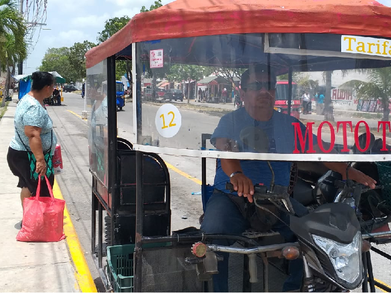 Mototaxis en espera de permisos para poder operar