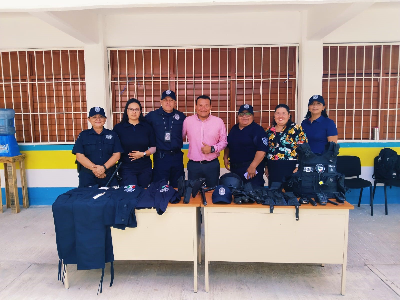 Imparten pláticas a estudiantes sobre desempeño policíaco