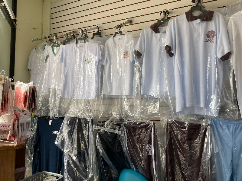 SEQ supervisa licitación para fabricación de uniformes y útiles escolares