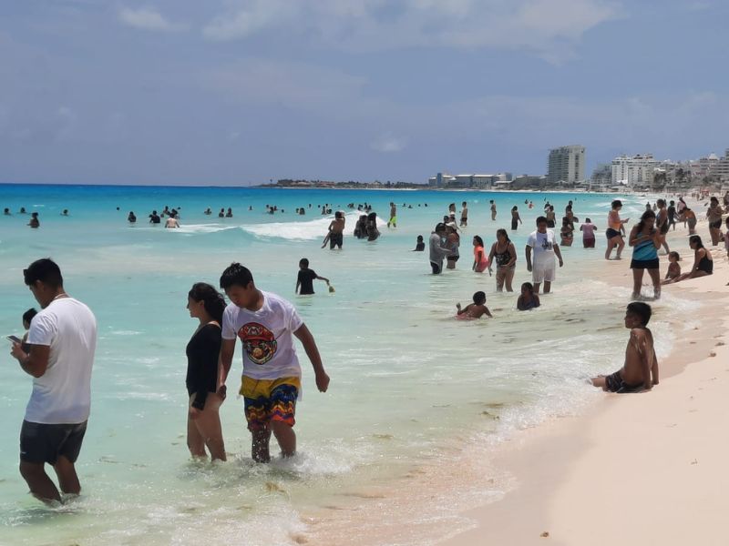 Bañistas aglomeran playas.