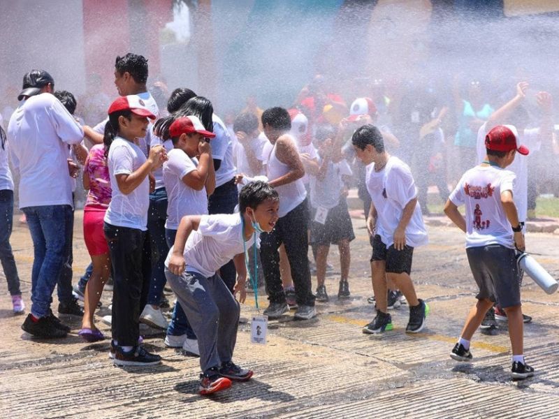 Bomberos imparten curso de verano.