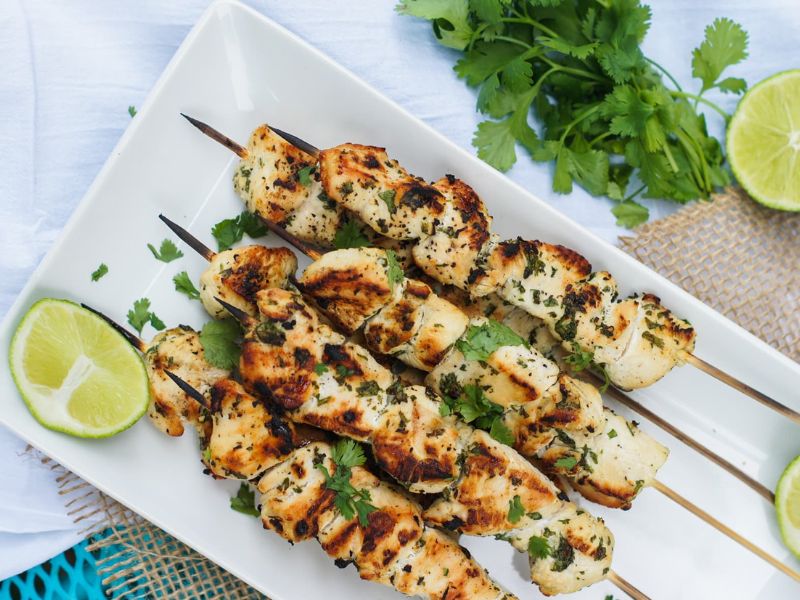 Brochetas de pollo al cilantro.