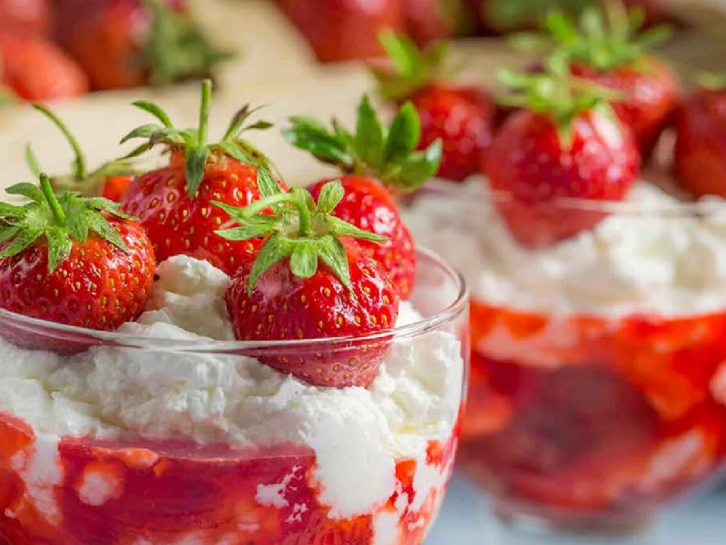 Delicia refrescante_, fresas con crema la mezcla perfecta de dulzura y suavidad