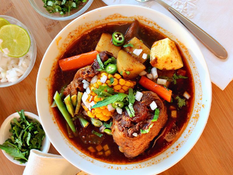 Mole de olla con epazote.