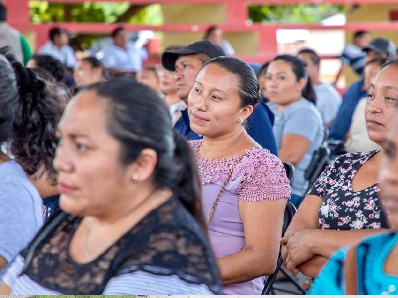 Carrilloportenses reciben tarjetas de apoyo de programa escolar