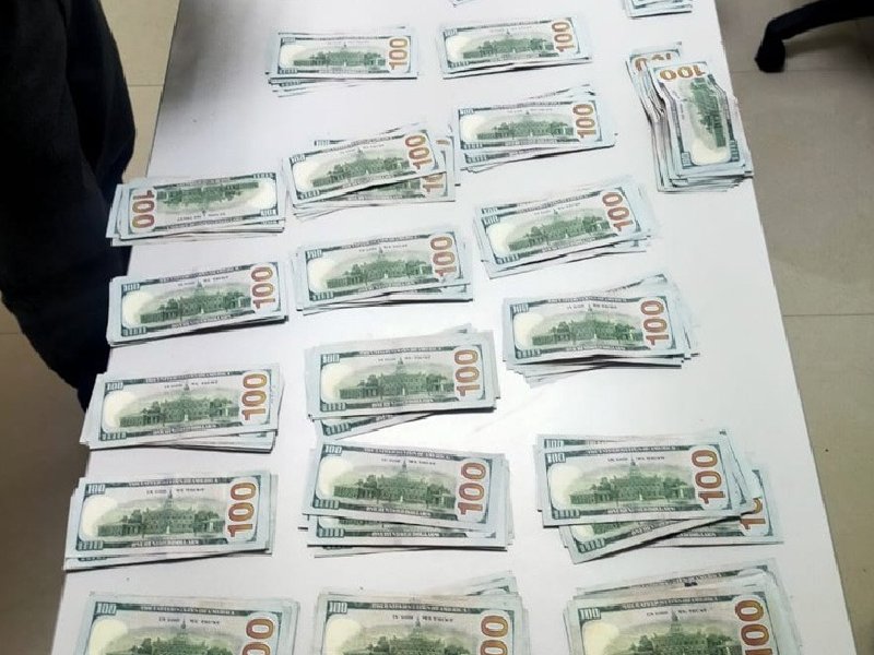 Pretendía ingresar a Cancún por el aeropuerto con cerca de 32,500 dólares sin declarar