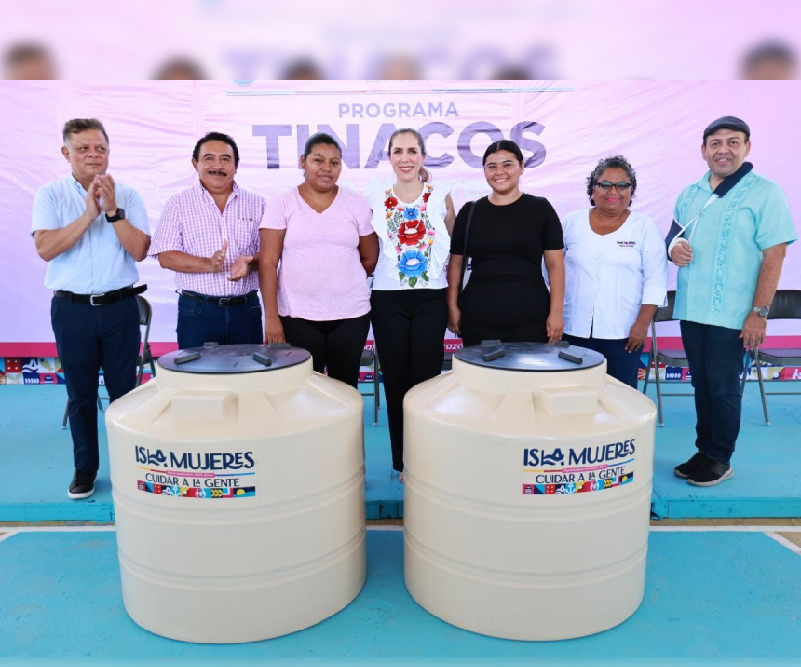 Atenea Gómez Ricalde entrega los primeros tinacos del programa ‘Agua para ti’