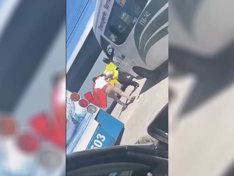 Detienen a chofer del transporte público por golpear a un policía de Cancún