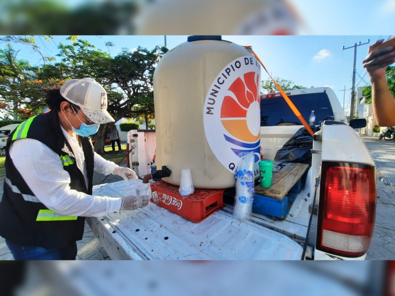 Siguen repartiendo agua gratis en Cancún, ante el calor