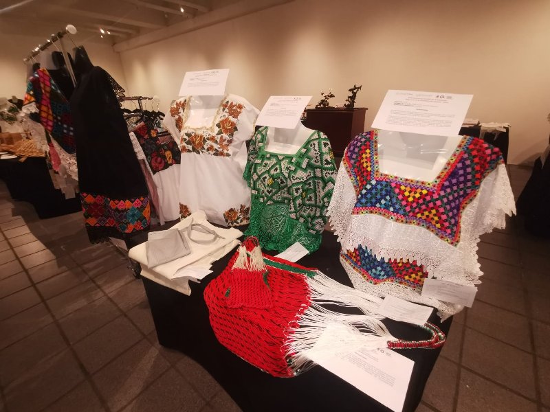 Exposición muestra obras de 140 artesanos galardonados