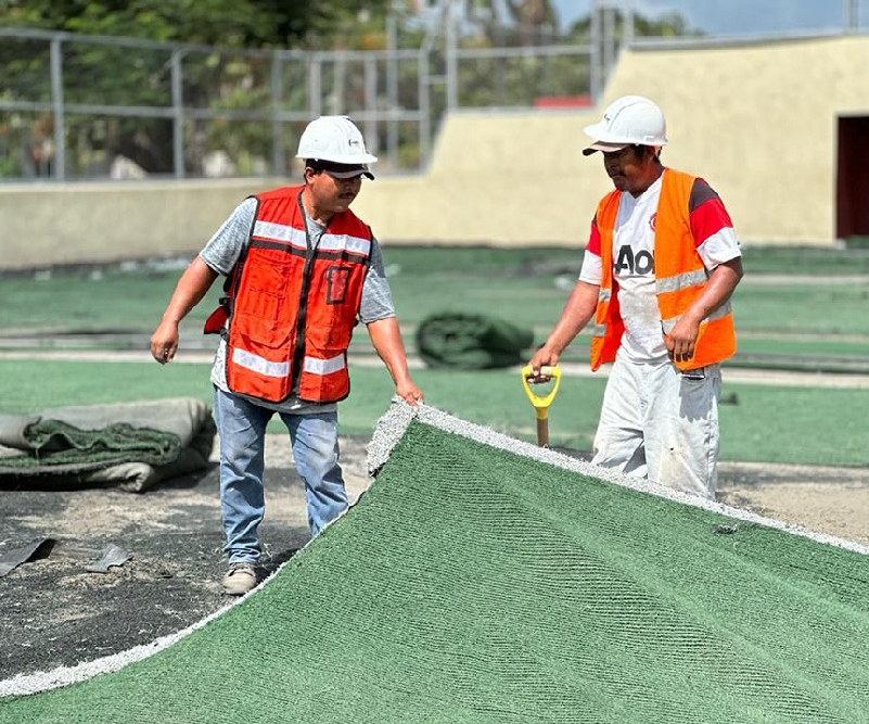 Avanza rehabilitación de pastos sintéticos de futbol en Carrillo Puerto