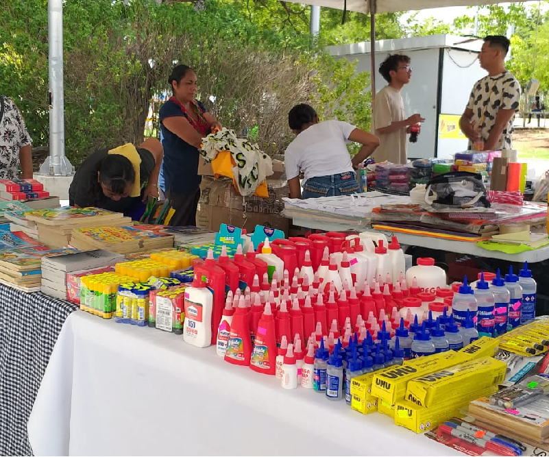 Aprovechan familias descuentos para comprar artículos escolares