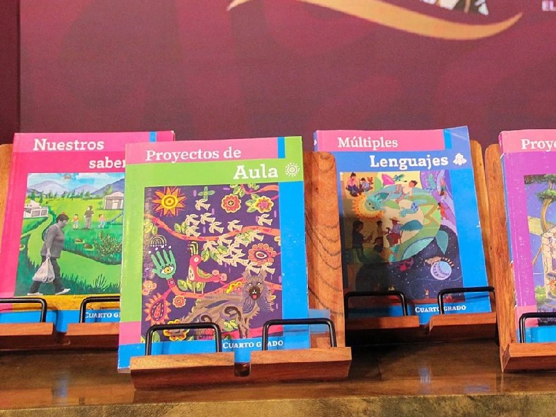 Padres de familia piden no hacer caso y conservar la calma por libros de texto