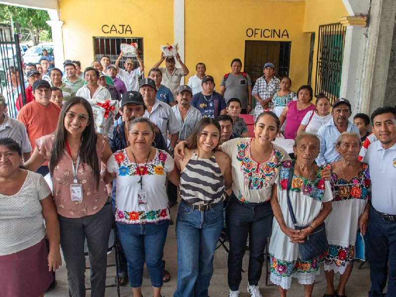 Mary Hernández entrega equipo de protección apícola