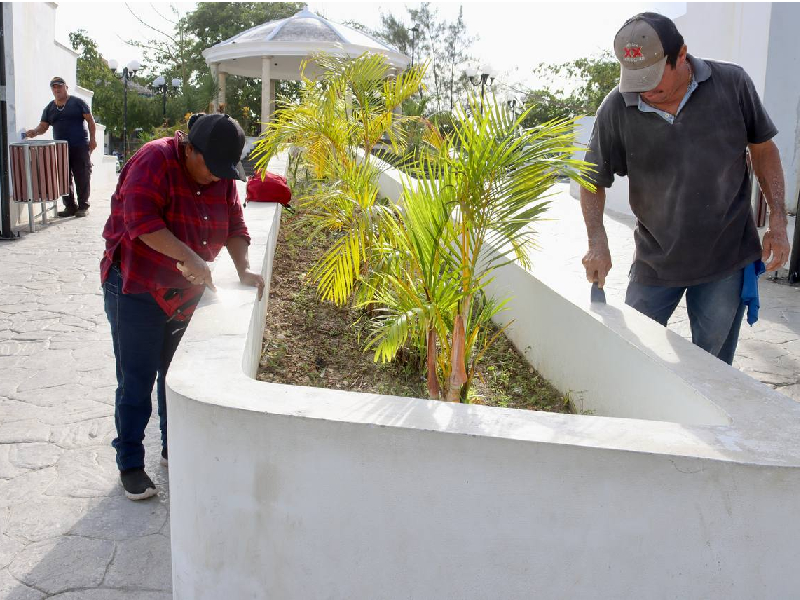 Trabajos de mejoramiento de la imagen de la zona turística de Puerto Morelos, en su etapa final