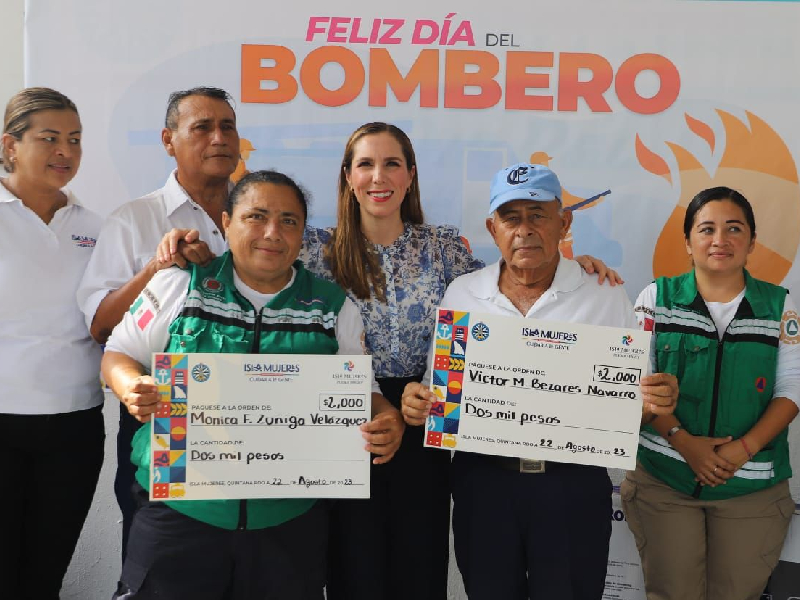Atenea Gómez reconoce el trabajo y valentía de las y los bomberos de Isla Mujeres