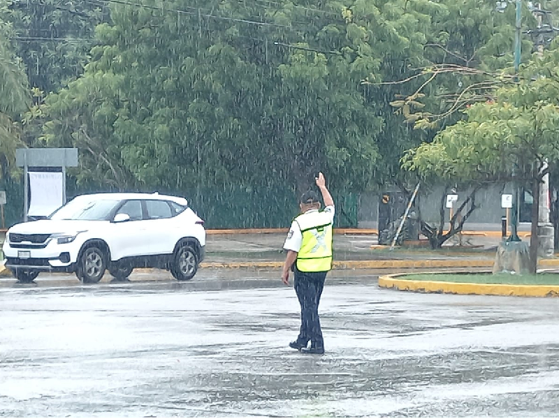 Autoridades permanecen alertas por tormenta Idalia