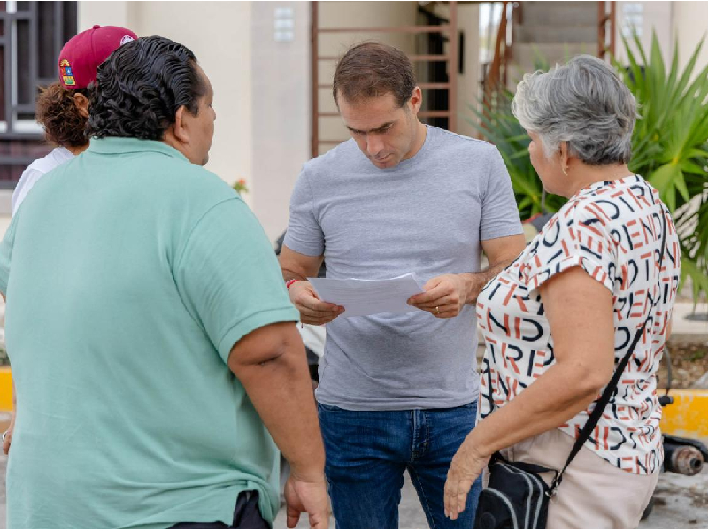 Diego Castañón recorre colonia Aldea Tulum y escucha a las familias