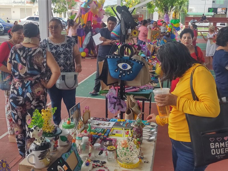 Entregan becas para auto empleo a 100 mujeres 