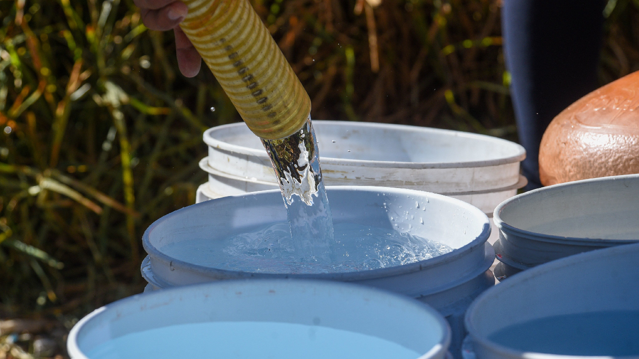 Más de 100,000 residentes en la capital de Costa Rica se ven afectados por la contaminación del agua con un hidrocarburo, provocando una urgente respuesta de las autoridades sanitarias.