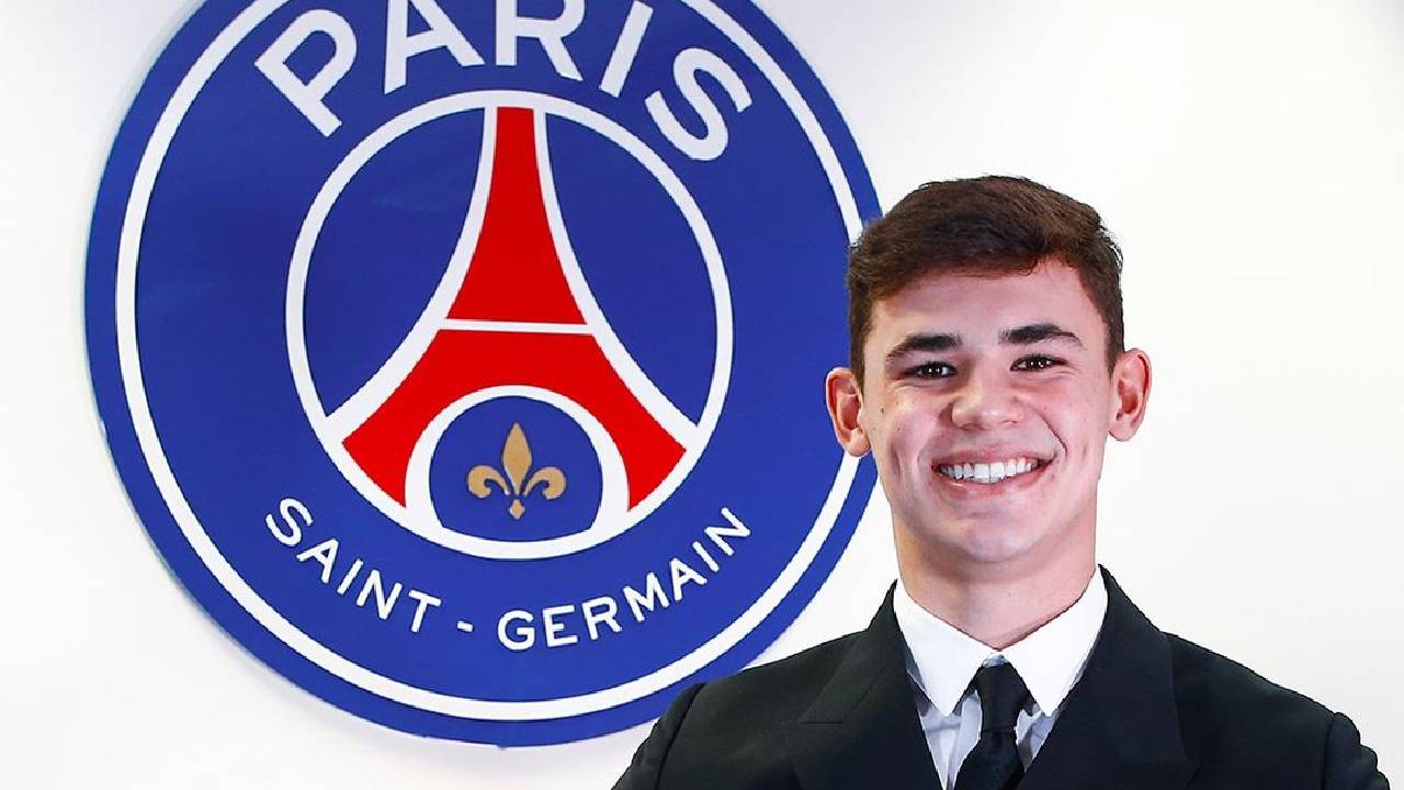 El PSG confirma la firma del centrocampista brasileño Gabriel Moscardo por cuatro años y su cesión al Corinthians.