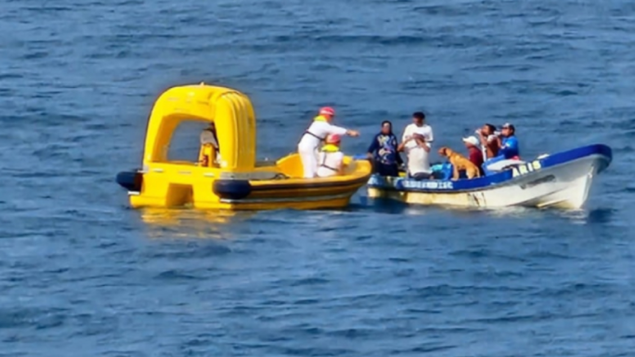 La embarcación quedó a la deriva a causa de una falla en el motor.