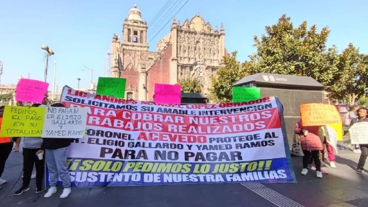 Familiares de volqueteros que trabajan en el Tren Maya se manifestaron frente a Palacio Nacional.