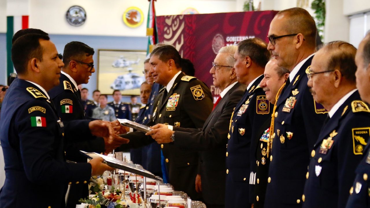 El jefe del Ejecutivo hizo entrega de las insignias Alas de pecho con estrella y Alas de pecho con estrella y laurel a pilotos aviadores.