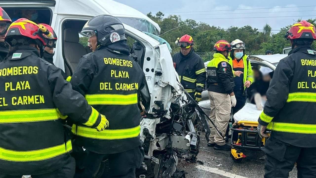 El conductor no consideró las condiciones de la vía por la situación meteorológica, como son pavimento mojado y no acatar el límite de velocidad permitido.