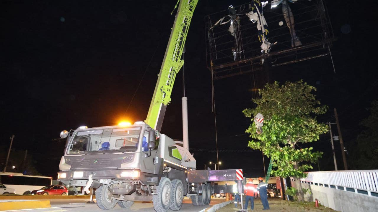 Autoridades municipales supervisaron el retiro de los espectaculares.