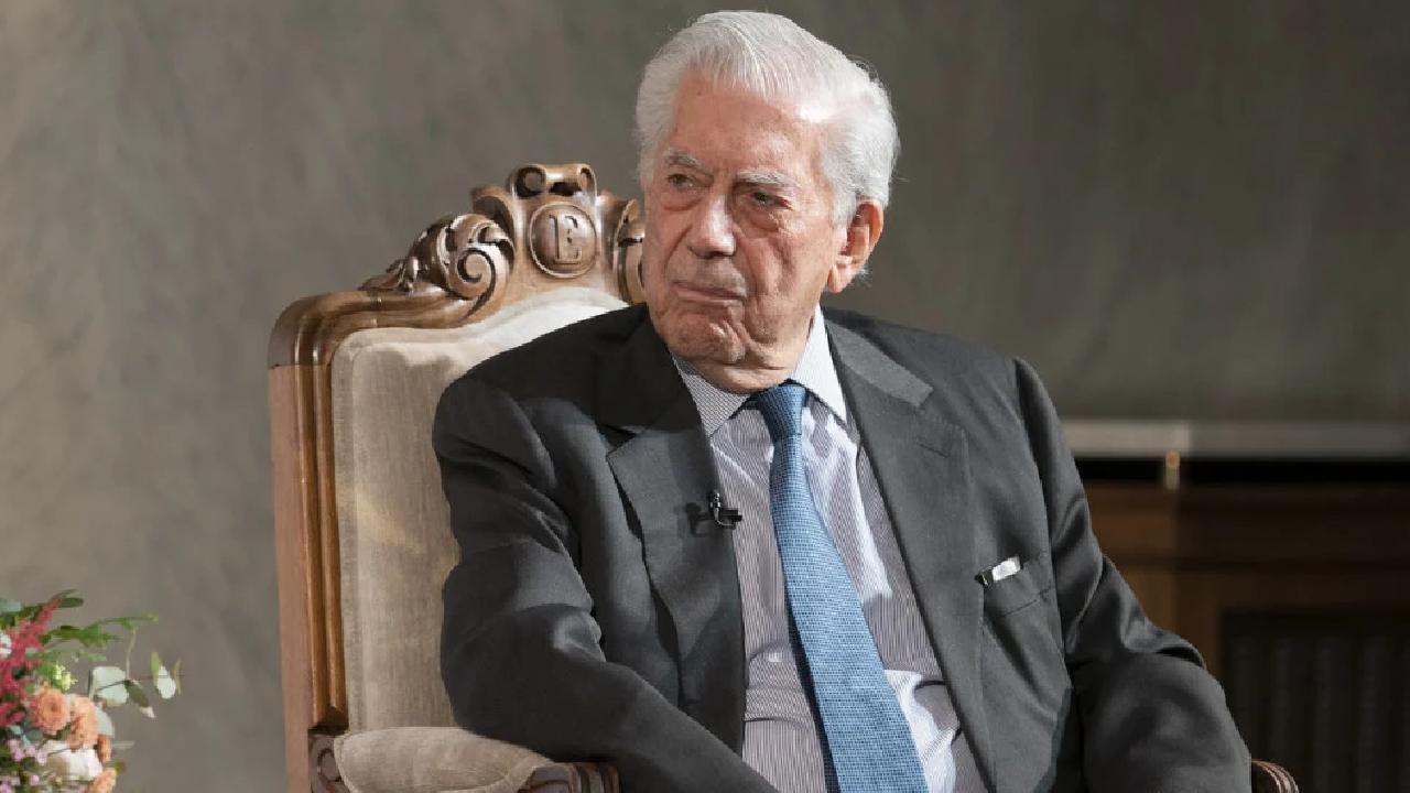 El escritor y premio Nóbel hispanoperuano Mario Vargas Llosa y su traductor al francés, Albert Bensoussan, fueron galardonados este martes.