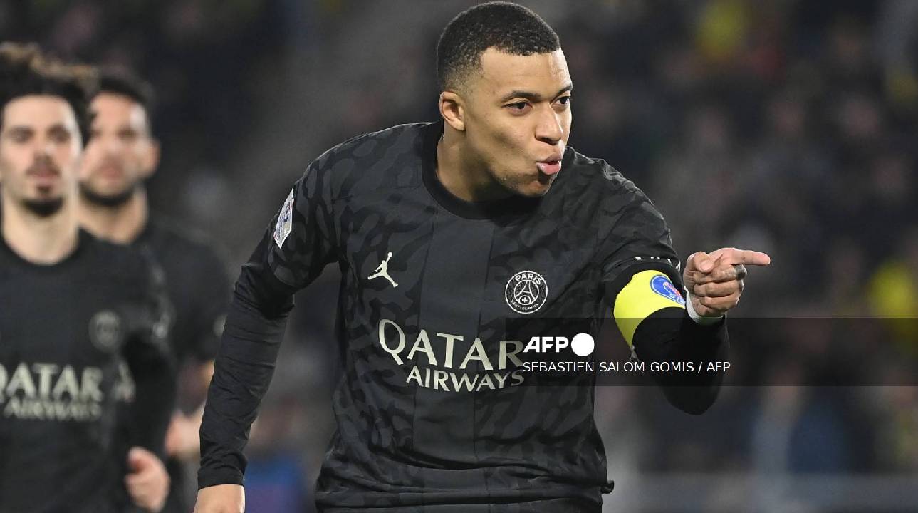 El PSG cuenta provisionalmente con 14 puntos de ventaja sobre el Niza (2º), que perdió en Lyon el viernes (1-0).