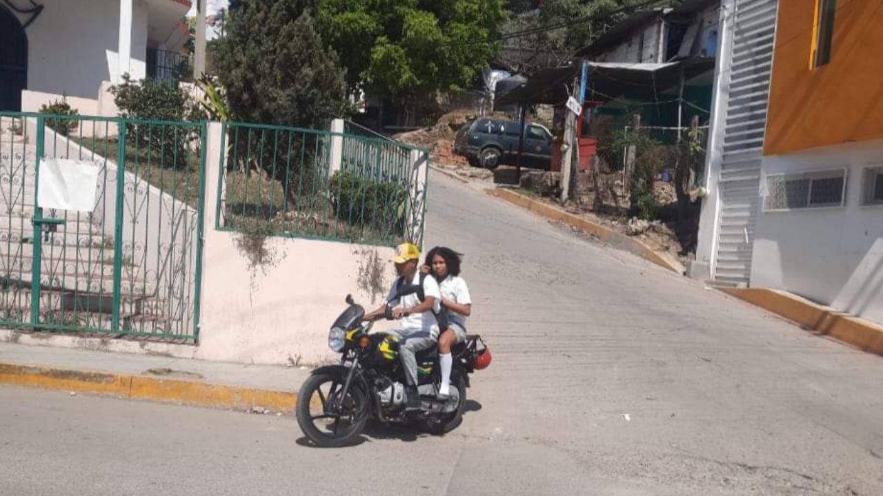 Es común ver en las comunidades de la zona sur la falta de uso de cascos o el uso de algunos que no son permitidos.