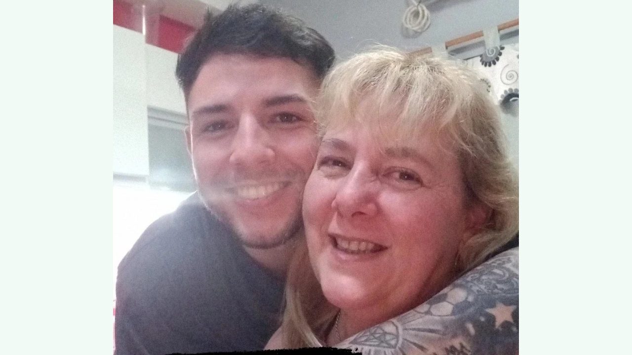 Nahuel López junto a su madre, Laura Careri.