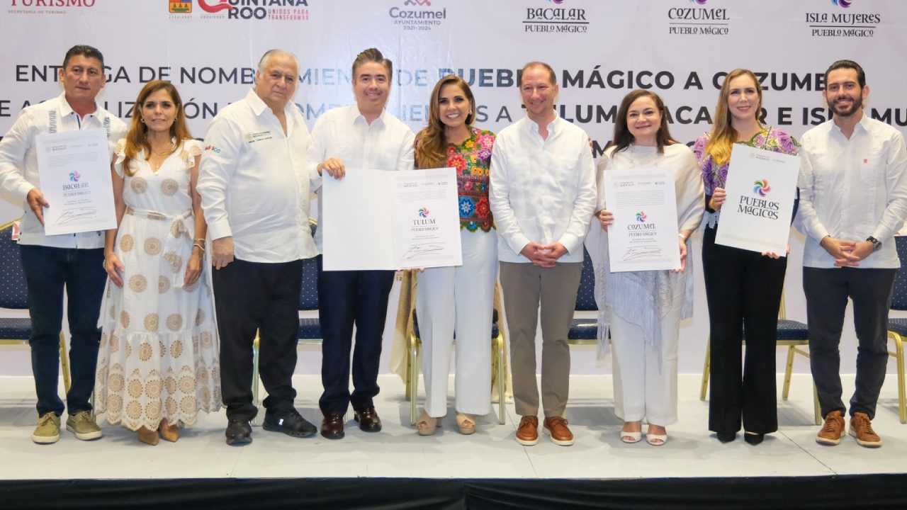 Mara Lezama y Miguel Torruco entregaron el nombramiento de Pueblo Mágico la alcaldesa de Cozumel, Juanita Alonso.