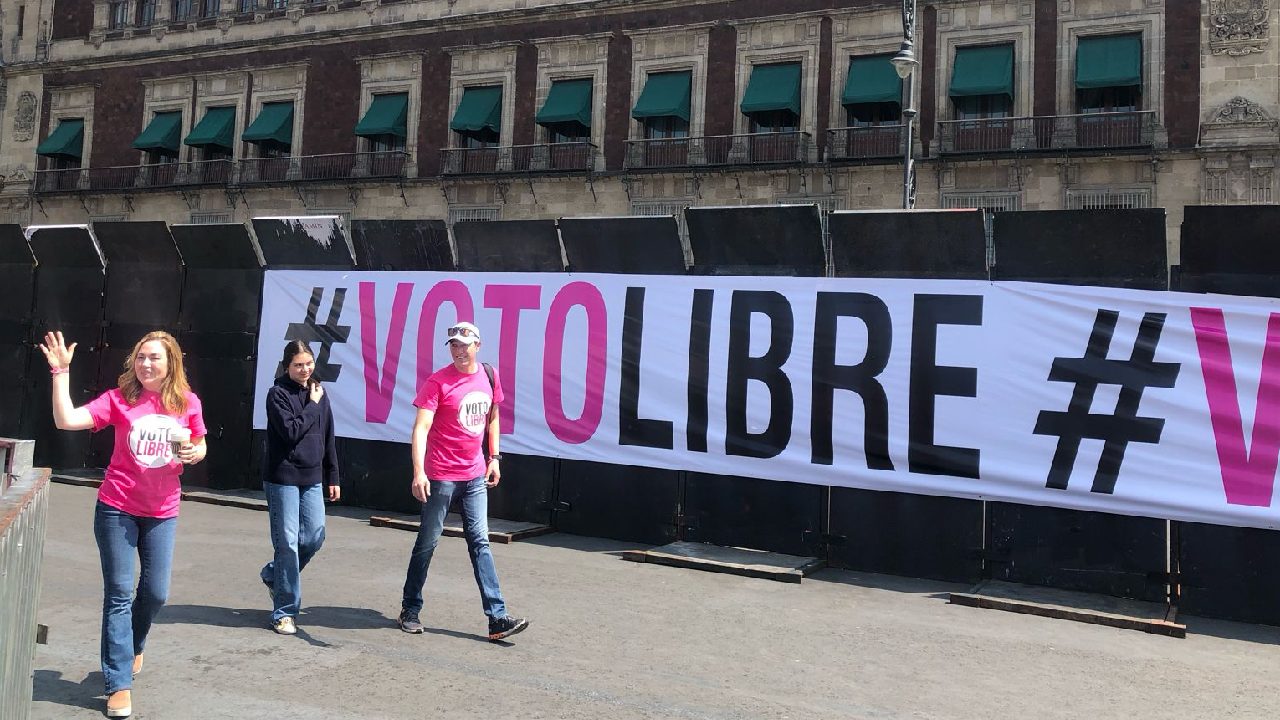 Tras la que convocó a miles AL Zócalo, así lucen las vallas que rodean a Palacio Nacional.