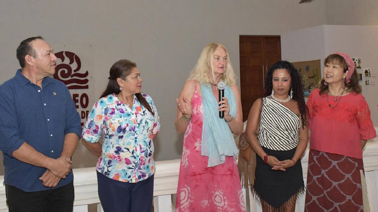 Al micrófono, la pintora eslovaca Jana Trnka inauguró su exposición “El Secreto de los Jardines”.