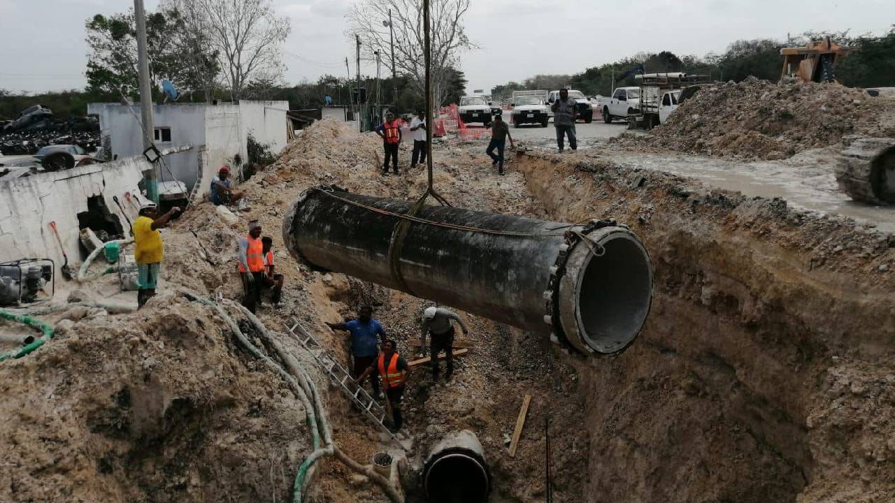 Reparación de tubería que suministra de agua potable a la ciudad de Chetumal.
