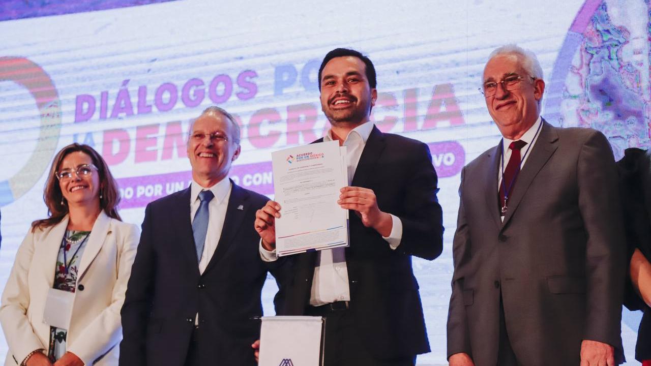 Jorge Álvarez Máynez, tras la firma de un Acuerdo por un México por Desarrollo.