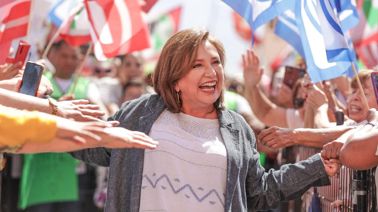 Xóchitl Gálvez Ruiz saluda a simpatizantes en Saltillo.