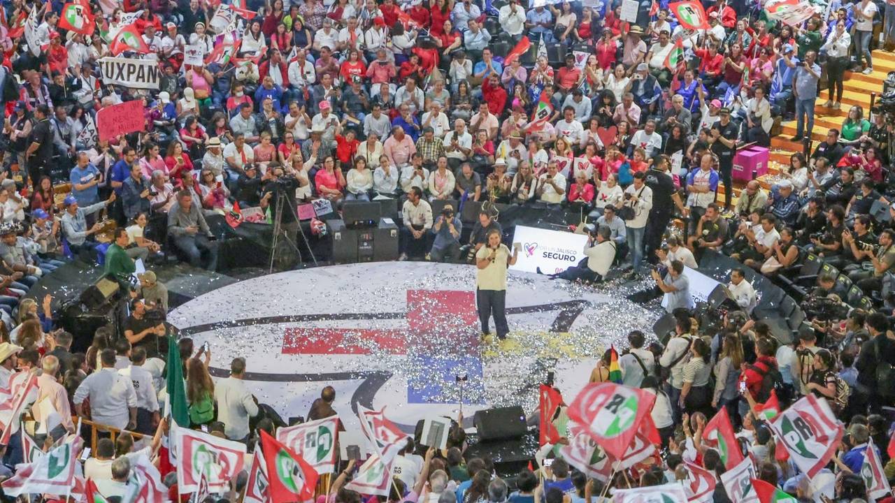 Xóchitl Gálvez visitó Jalisco, donde hizo alusión al “tropiezo” de Sheinbaum en su arranque de campaña en el Zócalo.
