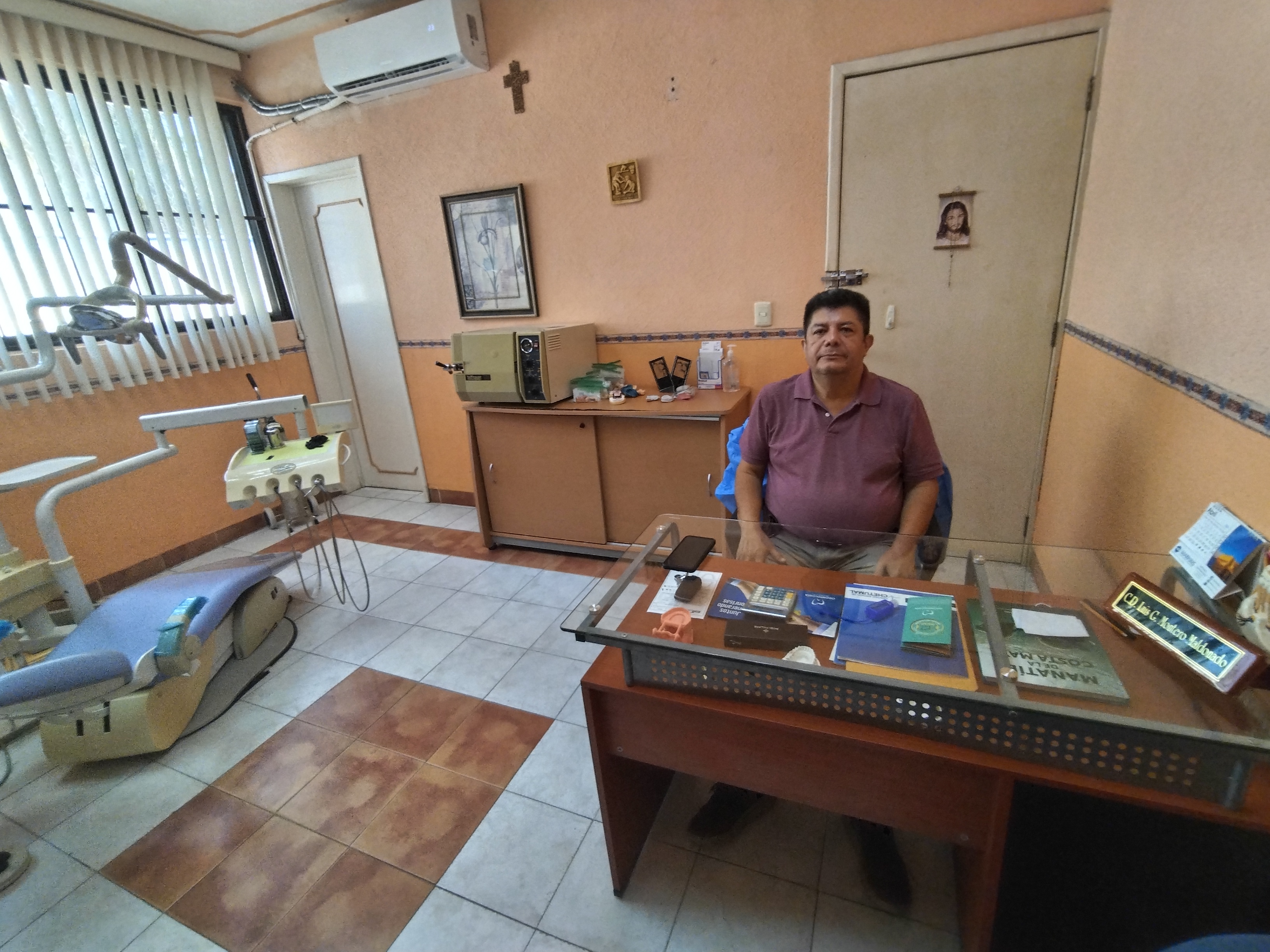Luis Montero Maldonado, cónsul honorario de Belice y dentista.