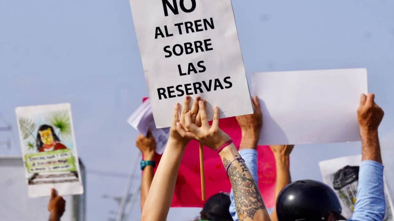 Ambientalistas protestan en la carretera federal 307 contra las operaciones del Tren Maya.
