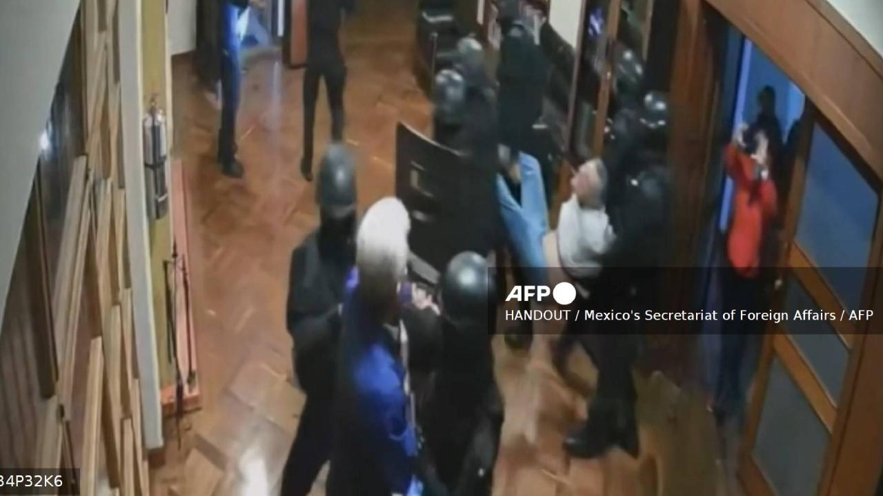Imágenes de video de la irrupción de las fuerzas ecuatorianas en la embajada de México.